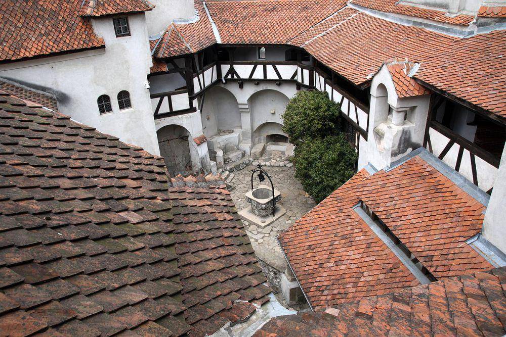 potret halaman Kastel Bran (commons.wikimedia.org/yeowatzup)