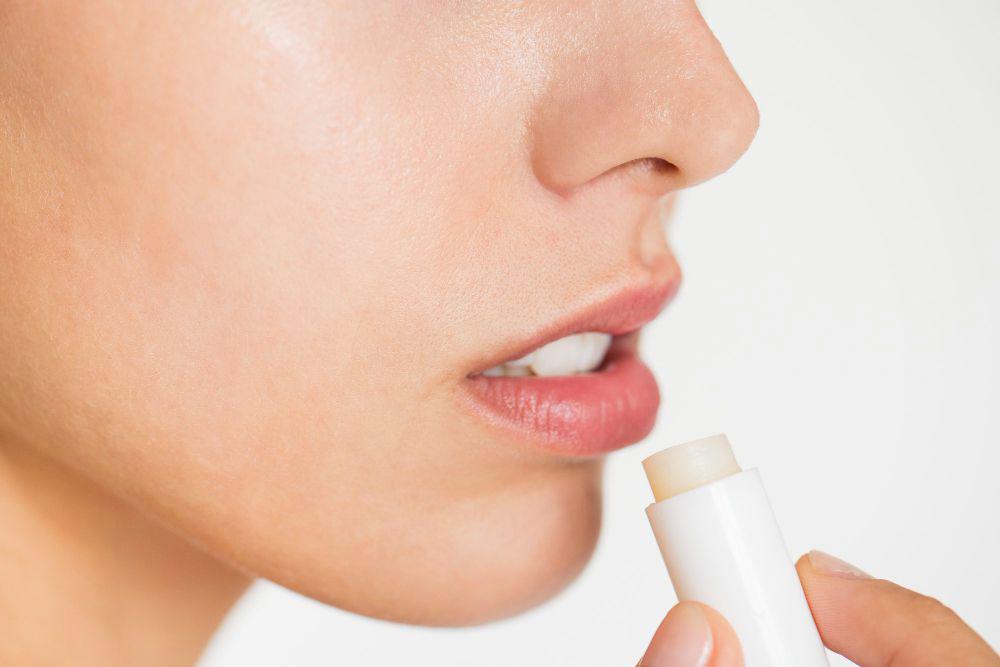 5 Rekomendasi Lip Balm yang Cocok untuk Bibir Kering selama Puasa