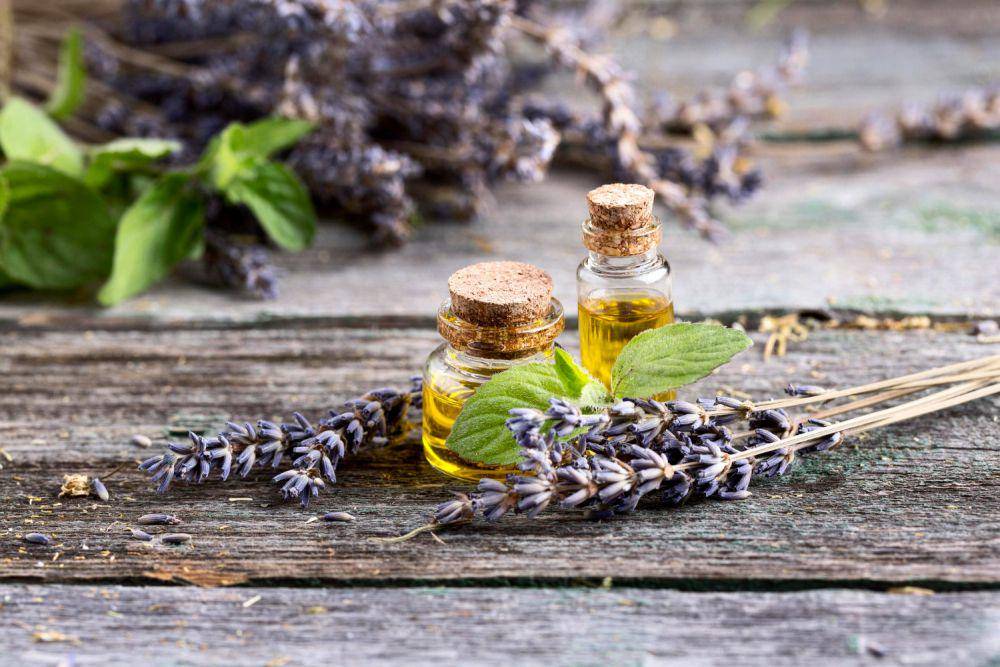 Ilustrasi minyak aroma lavender (freepik.com/freepik)