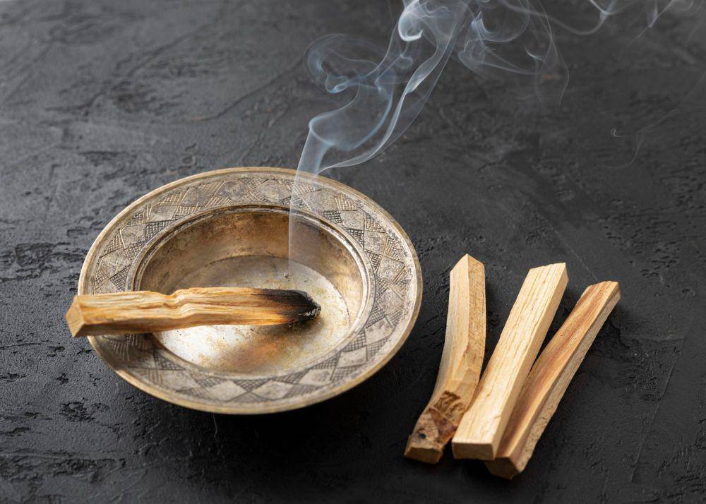 Ilustrasi kayu sandalwood di bakar (freepik.com/freepik)