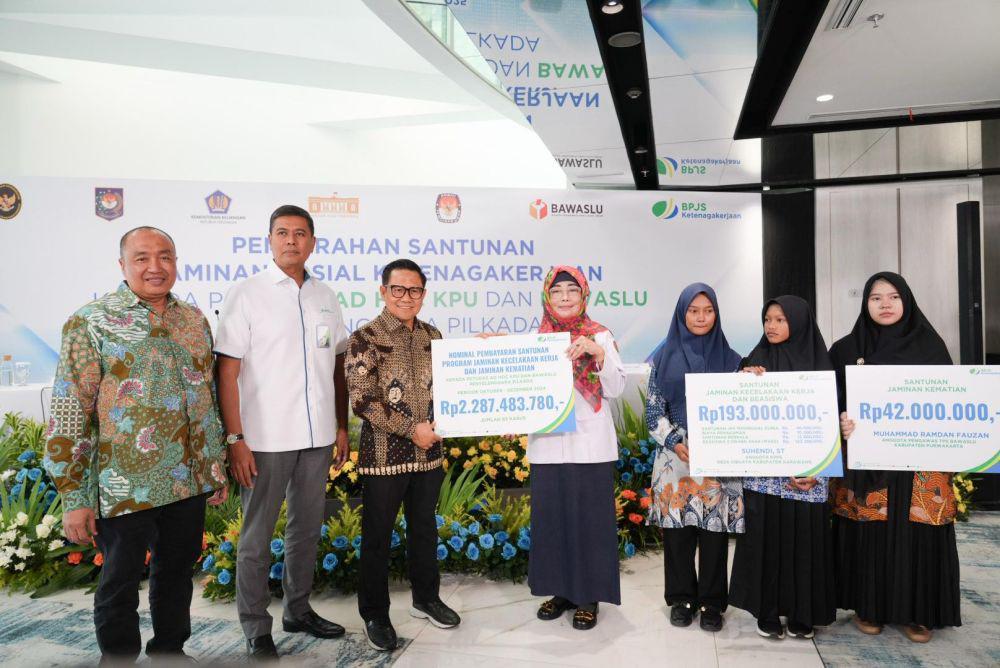 BPJS Ketenagakerjaan Menyerahkan Santunan kepada Petugas Pilkada