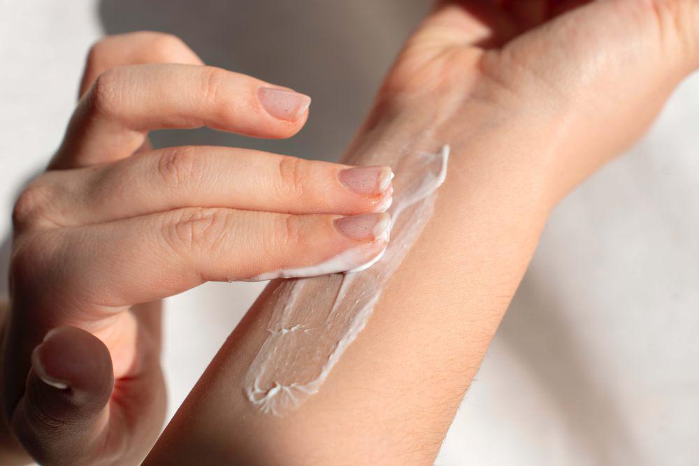 ilustrasi perempuan apply body lotion (freepik.com/freepik)