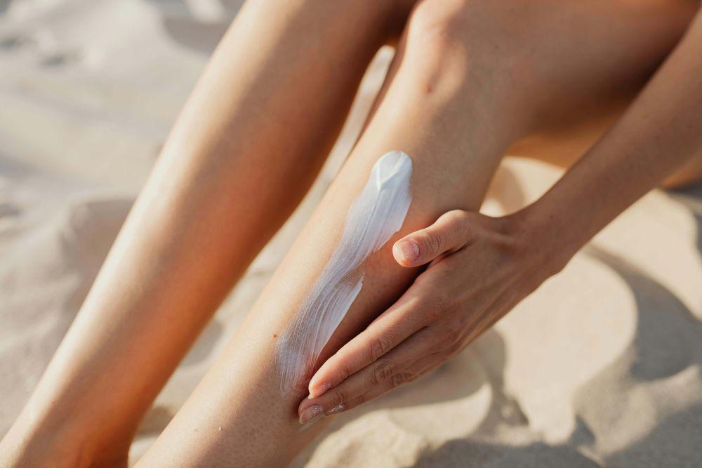 ilustrasi apply body lotion (pexels.com/Photo By: Kaboompics.com)