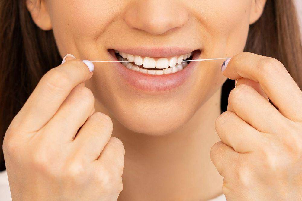 Ilustrasi orang sedang menggunakan dental floss (new.yesdok.com)