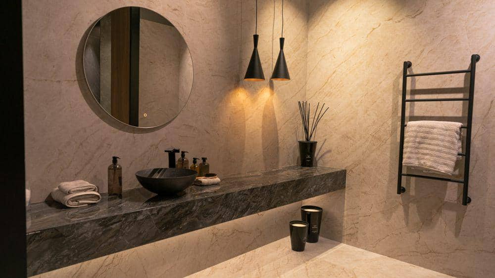 ilustrasi kamar mandi dengan batu alam (unsplash.com/Carlos Javier Yuste Jimenez)