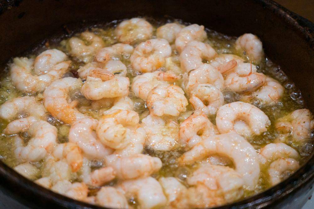 Ilustrasi memasak udang (unsplash.com/Daniel Lee)