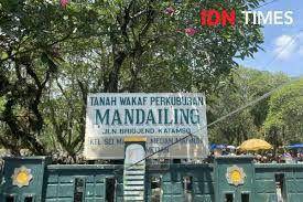 Suasana makam Mandailing di Kota Medan (IDN Times/Indah Permata Sari)