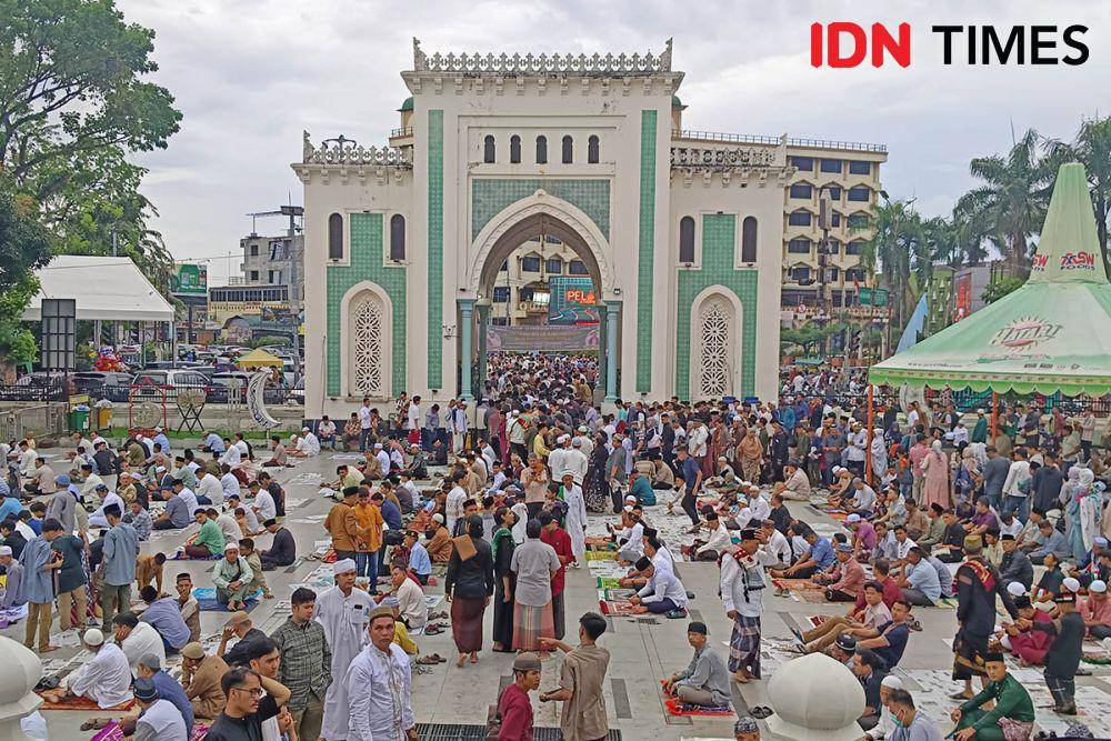 Jemaah memadati Masjid Raya Al Mashun Medan (IDN Times/Arifin Al Alamudi)