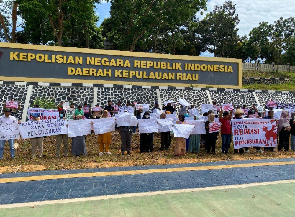 Warga Rempang Demo Polda Kepri, Tuntut Keadilan Hukum