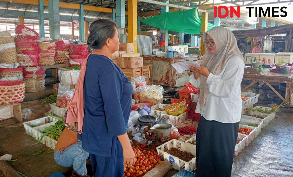 Foto pegawai Disperindag Kabupaten Bima saat monitoring harga Sembako di Pasar Woha (Dok/Istimewa)