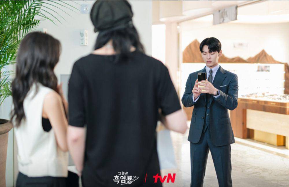 Still cut My Dearest Nemesis (dok. tvN/My Dearest Nemesis)