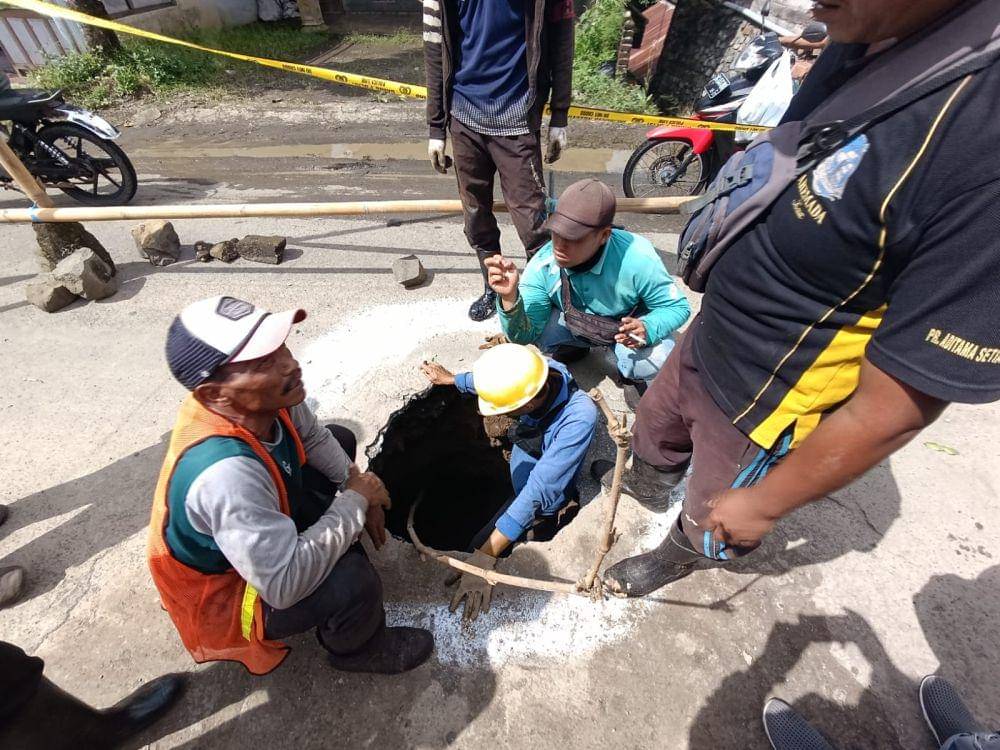 Lubang yang muncul di tengah jalan di Tulungagung. IDN Times/ Bramanta Pamungkas