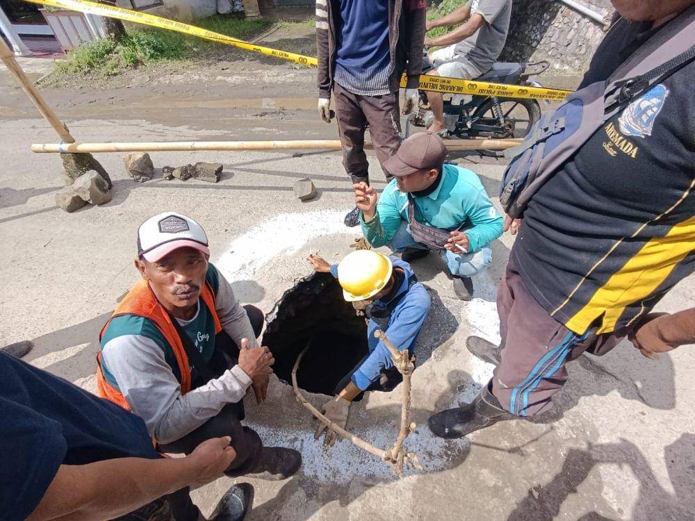 Lubang yang muncul di tengah jalan di Tulungagung. IDN Times/ Bramanta Pamungkas