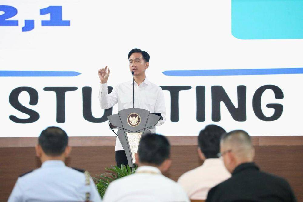 Wakil Presiden (Wapres) RI, Gibran Rakabuming memberikan pembekalan kepada para kepala daerah yang mengikuti retret di Lembah Tidar Akademi Militer (Akmil) Magelang, Jawa Tengah, Rabu (26/2/2025) (dok. Kemendagri)