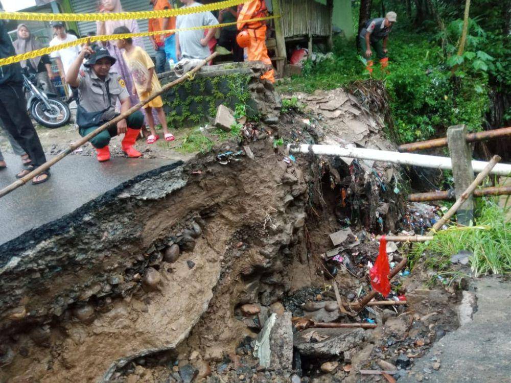 Jembatan ambruk di Citeureup, Kabupaten Bogor, Jawa Barat, Kamis (27/2/2025). (Humas BPBD Kabupaten Bogor).