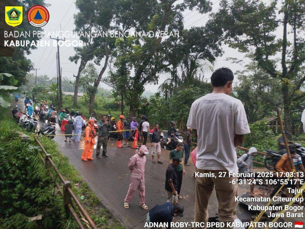Jembatan ambruk di Citeureup, Kabupaten Bogor, Jawa Barat, Kamis (27/2/2025). ( BPBD Kabupaten Bogor).