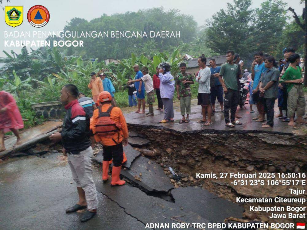 Jembatan ambruk di Citeureup, Kabupaten Bogor, Jawa Barat, Kamis (27/2/2025). (BPBD Kabupaten Bogor).