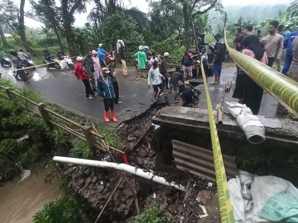 Jembatan di Desa Tajur Bogor Ambruk, Jalan Terputus