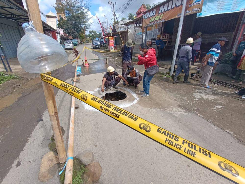 Lubang yang muncul di tengah jalan di Tulungagung. IDN Times/ Bramanta Pamungkas