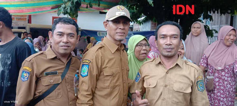 Foto Kabid Perdagangan, Juraidin (kiri) bersama Wabup Bima, Irfan (tengah) saat gelar pasar murah (Dok/Istimewa)