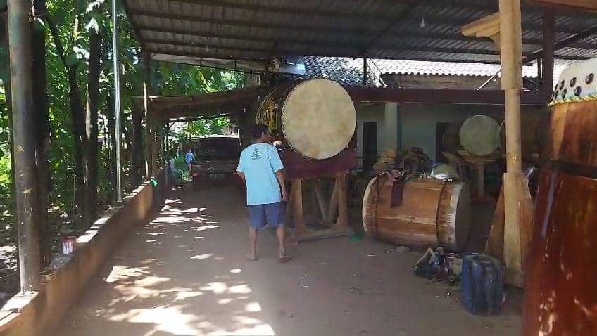 Usaha pembuatan perajin bedug di desa Sugihwaras Kecamatan Sukomoro Magetan. IDN Times/ Riyanto.