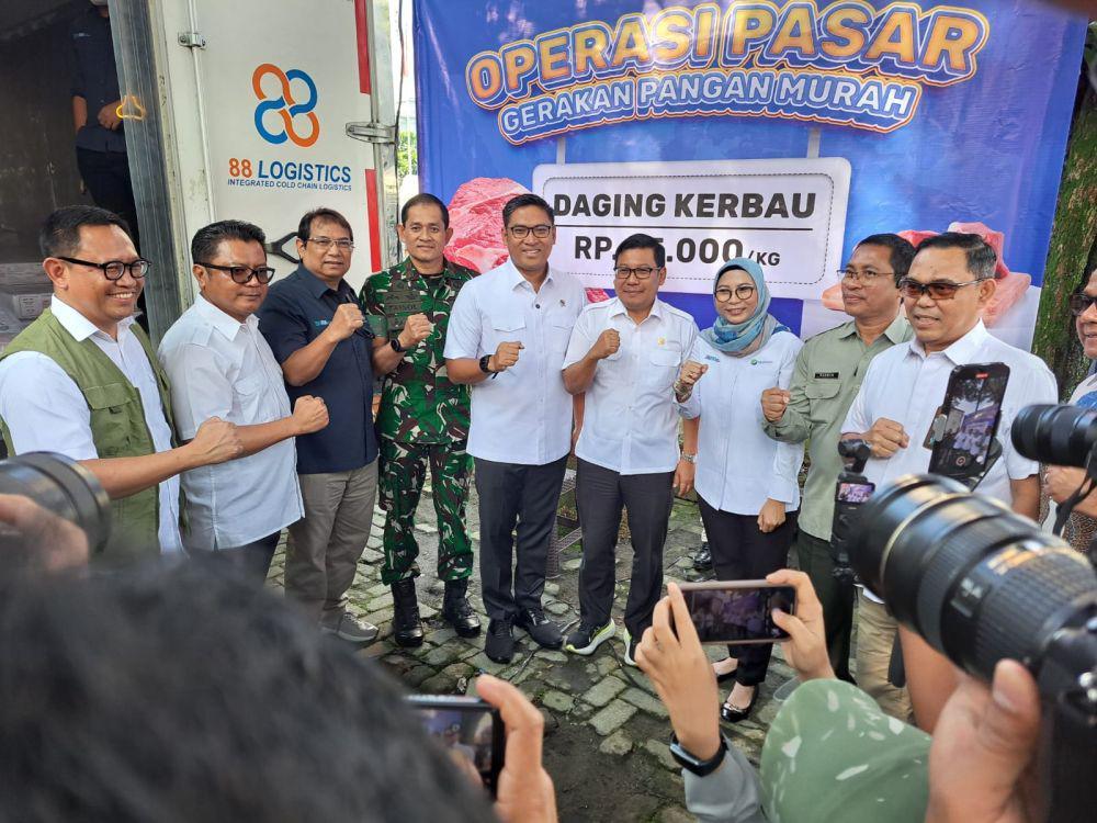 Wakil Menteri Pertanian RI, Sudaryono bersama kepala Badan Pangan Nasional Arief Prasetyo saat meninjau operasi pasar murah di Bogor, Kamis (27/2/2025). (Istimewa).