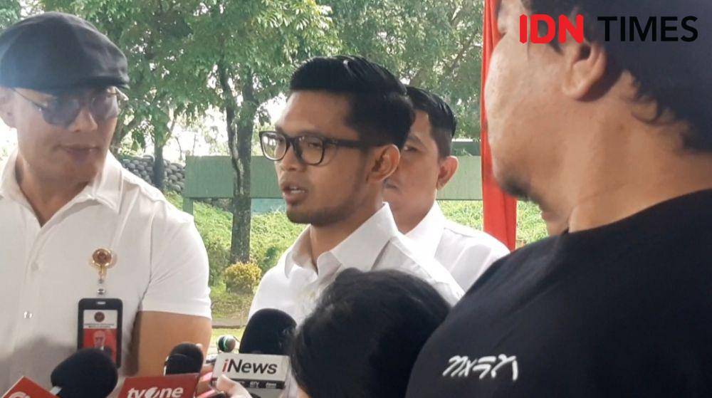 Direktur Teknik dan Pengembangan PT Pindad, Prima Kharisma (berada di samping Deddy Corbuzier) di Bandung. (IDN Times/Santi Dewi)