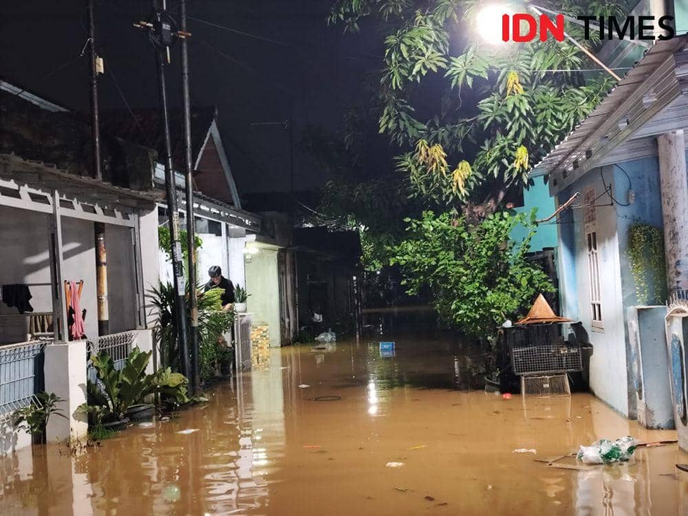 Banjir di Perumahan Gelora Persada Bandar Lampung. (IDN Times/Muhaimin)