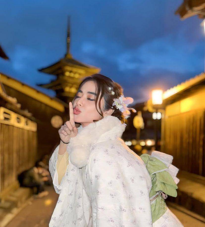 biodata dan profil Dewi Perssik (Instagram.com/dewiperssik9)