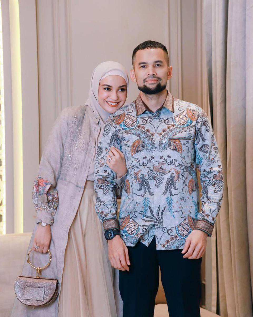 potret inspirasi busana muslim couple ala Shireen Sungkar dan Teuku Wisnu