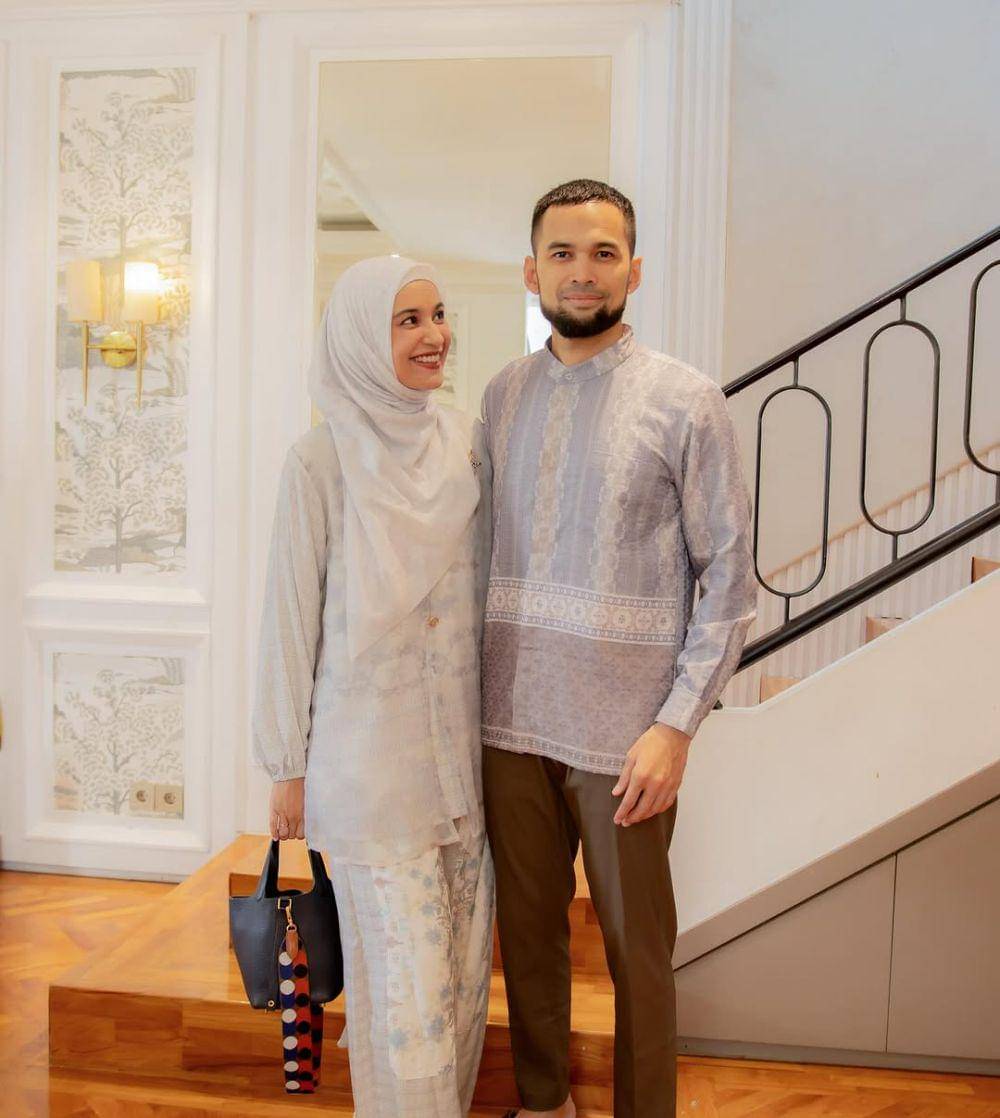 potret inspirasi busana muslim couple ala Shireen Sungkar dan Teuku Wisnu