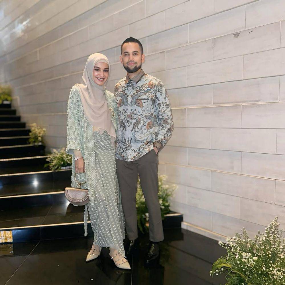 potret inspirasi busana muslim couple ala Shireen Sungkar dan Teuku Wisnu