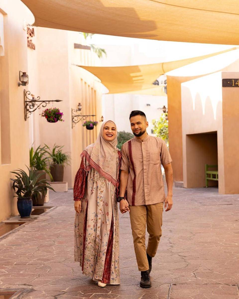 potret inspirasi busana muslim couple ala Shireen Sungkar dan Teuku Wisnu