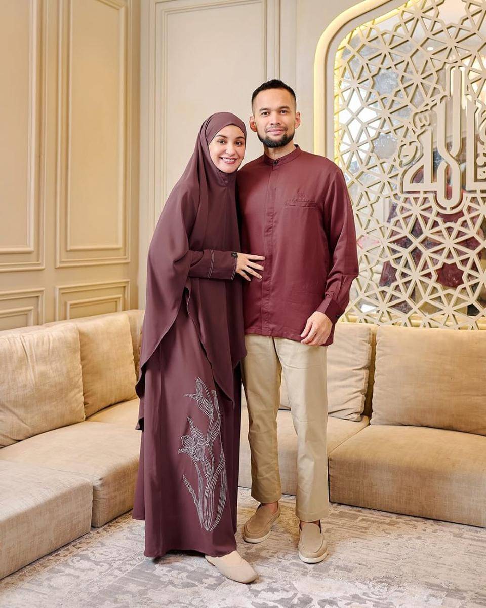 potret inspirasi busana muslim couple ala Shireen Sungkar dan Teuku Wisnu