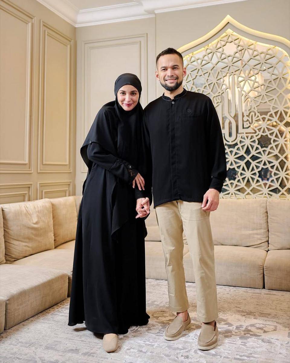 potret inspirasi busana muslim couple ala Shireen Sungkar dan Teuku Wisnu