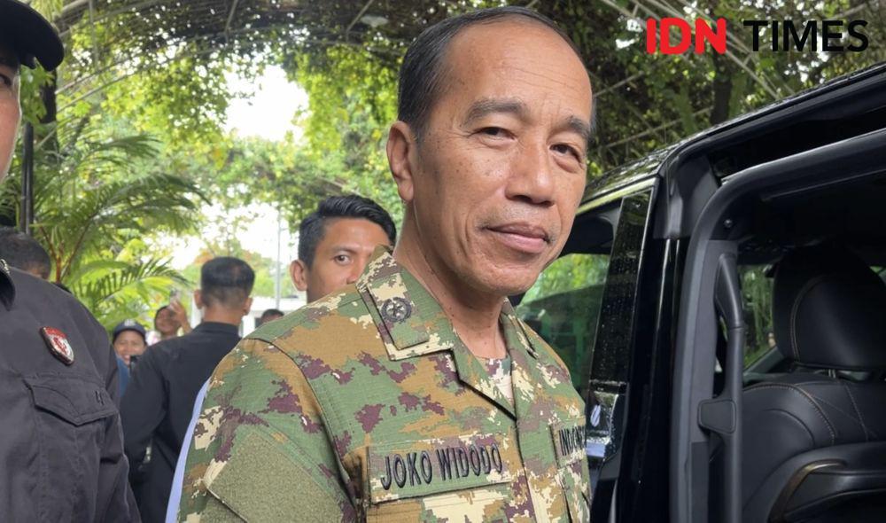 Pakai Baju Komcad, Jokowi Hadiri Parade Senja di Akmil Magelang