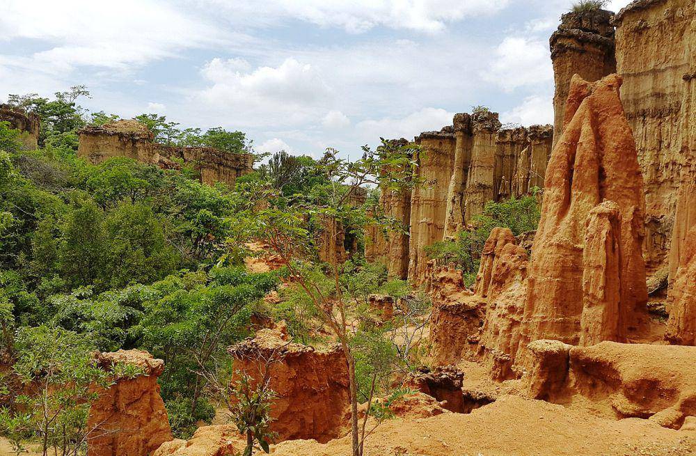Isimila Canyon (Vero.Lova, CC-BY 4.0, via Wikimedia Commons)