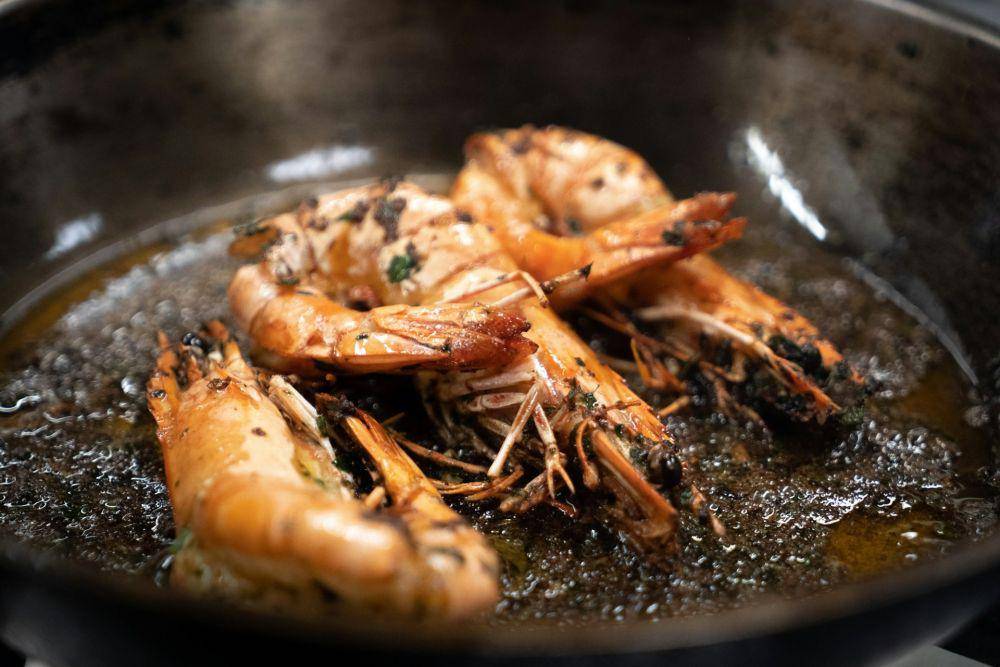 Ilustrasi memasak udang (unsplash.com/Mika Baumeister)