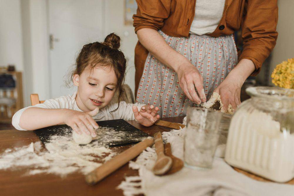 Ilustrasi anak membantu memasak (pexels.com/Arina Krasnikova)