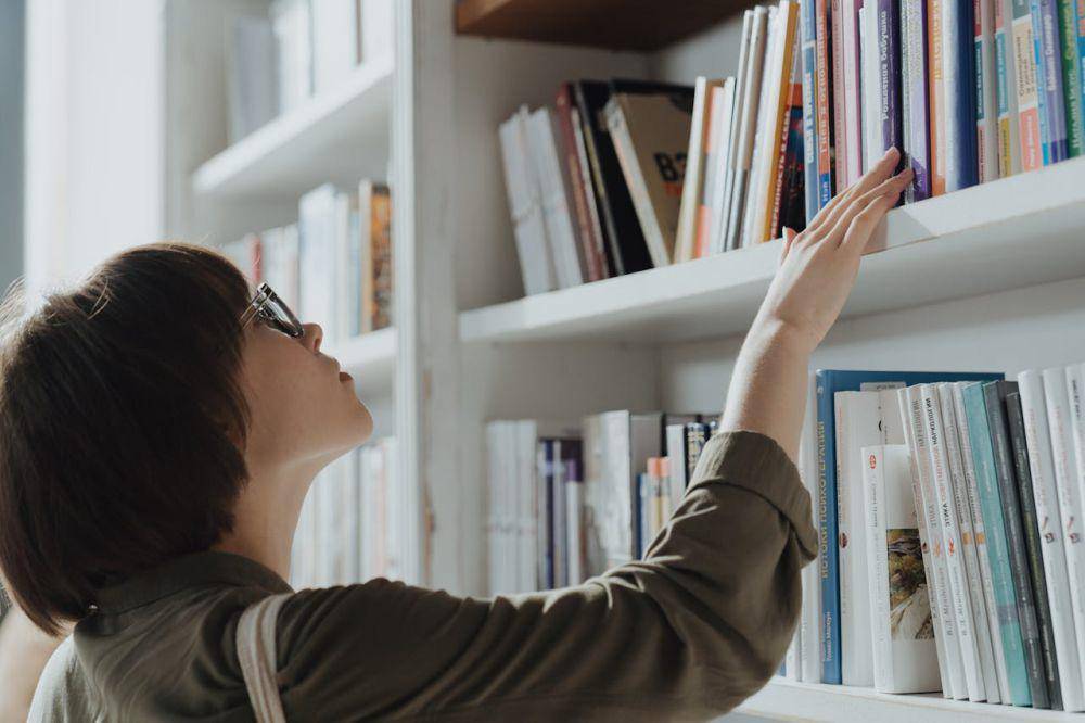 Ilustrasi seorang wanita di perpustakaan (Pexels.com/Cottonbro Studio)