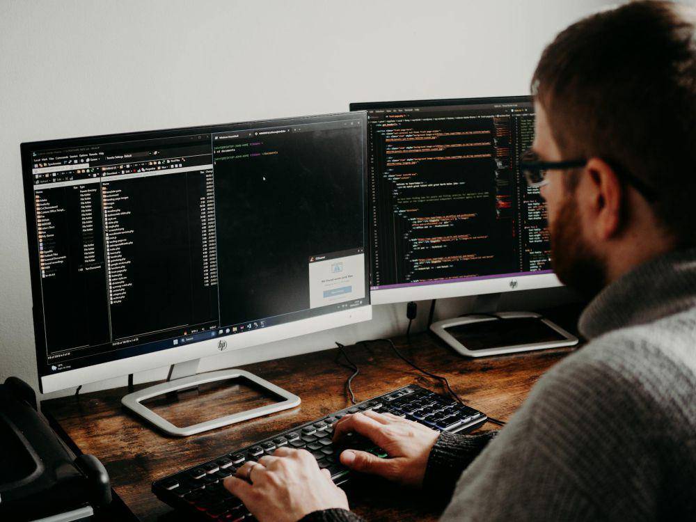ilustrasi developer perangkat lunak (pexels.com/Lisa Fotios)