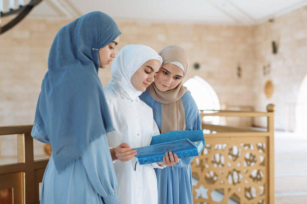 ilustrasi membaca Al-Qur'an bersama teman (pexels.com/Thirdman)