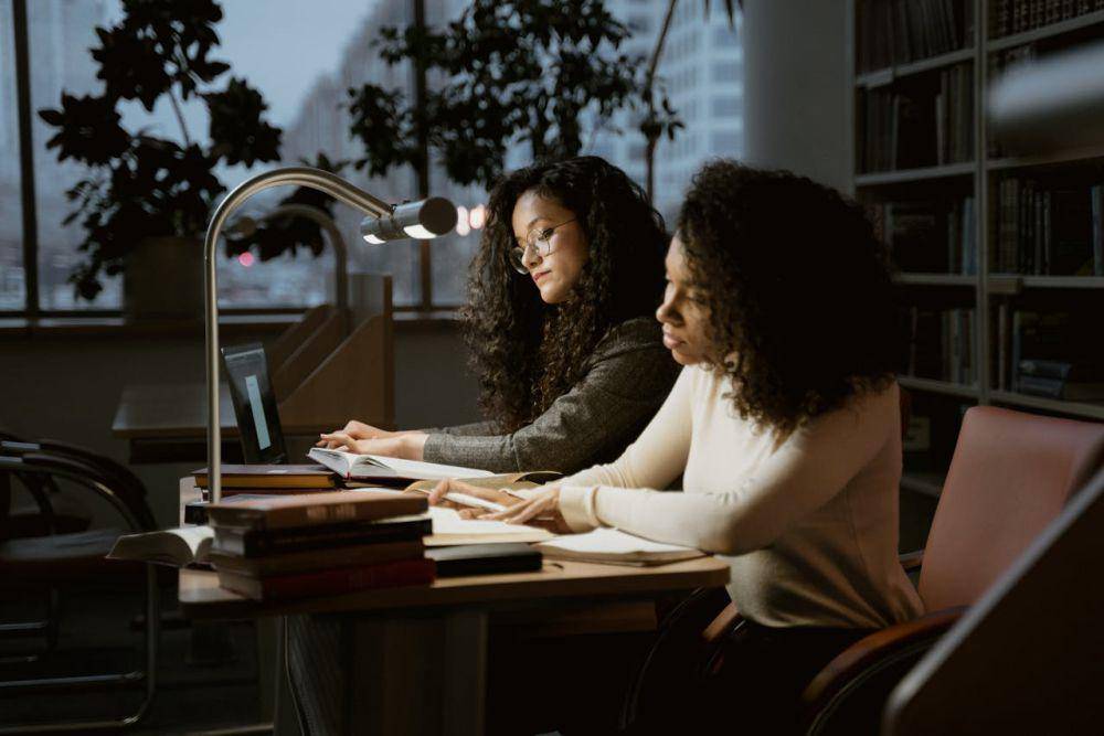 Ilsutasi dua orang wanita sedang membaca (Pexels.com/Tima Miroshnichenko)