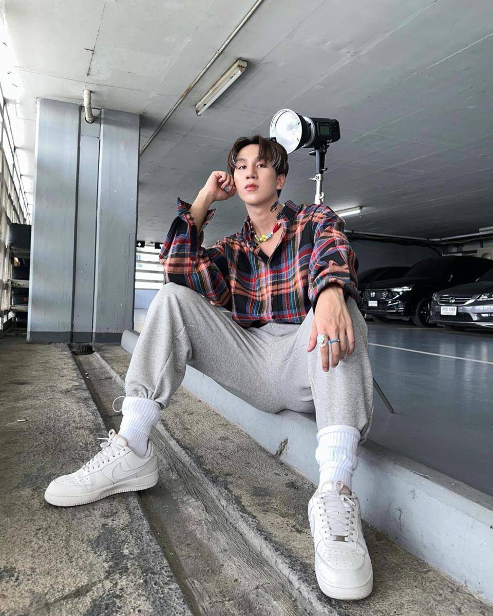OOTD pakai kemeja ala Chanakan Daungjan (instagram.com/pplyply.d)