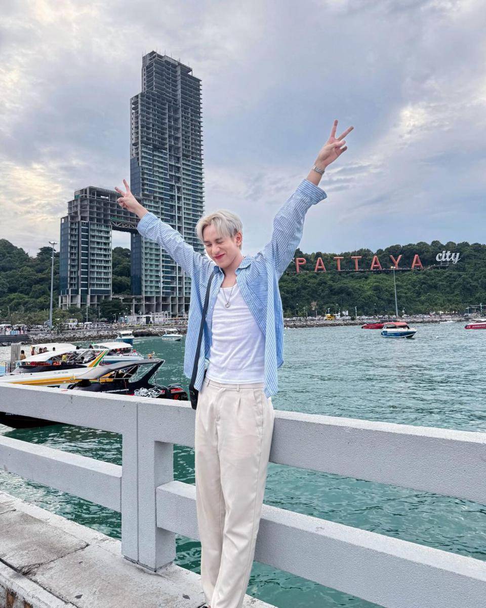 OOTD pakai kemeja ala Chanakan Daungjan (Instagram.com/pplyply.d)