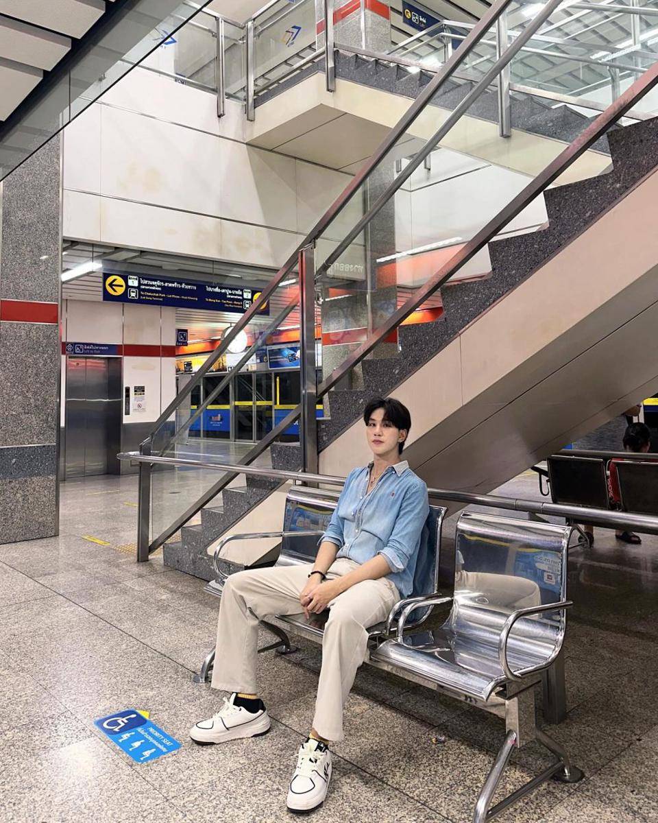 OOTD pakai kemeja ala Chanakan Daungjan (instagram.com/pplyply.id)