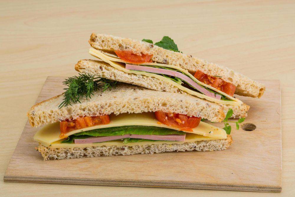 ilustrasi club sandwich (vecteezy.com/ast007392369)