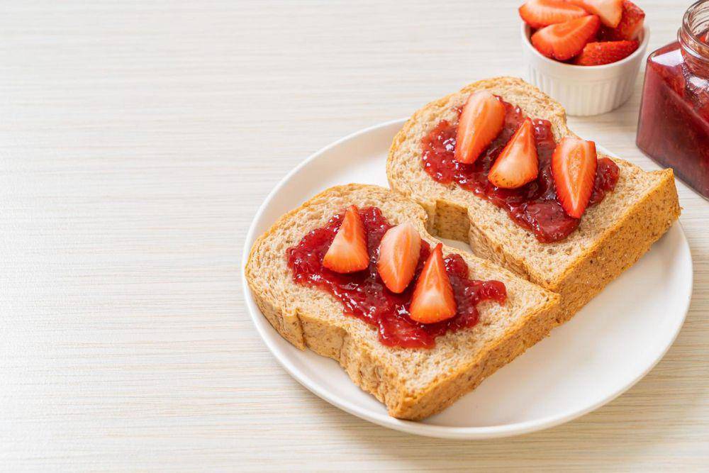 ilustrasi strawberry toast (vecteezy.com/topntp26)