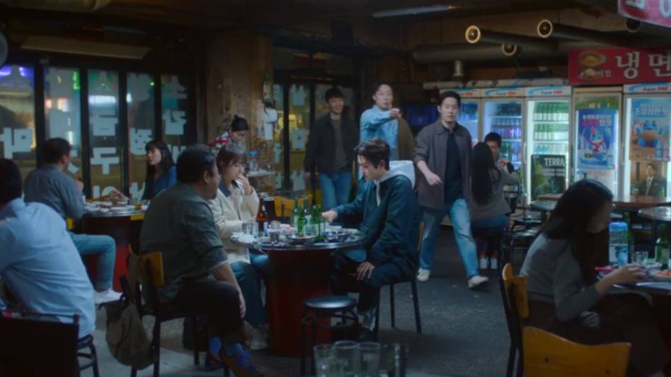 Potret Choi Woo Shik di Mapo Kkeopdegi dalam KDrama Melo Movie (dok. Netflix/Melo Movie)