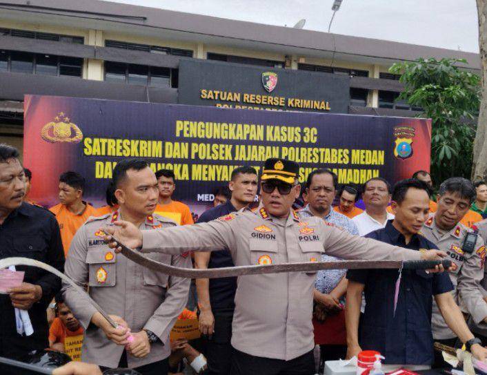 Senjata tajam yang digunakan para pelaku kejahatan jalanan (IDN Times/Eko Agus Herianto)